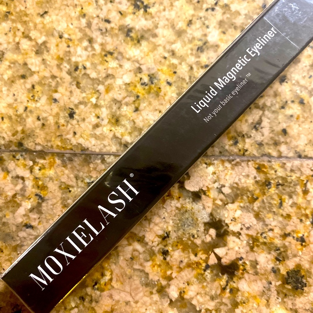 Magnetic lashes eyeliner